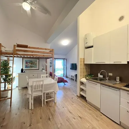 Ena Apt Fronte Lago Bilocale Con Piscina Parco E Pontile Privato 아파트
